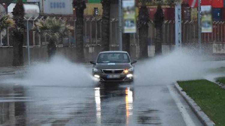 İzmirde dolu ile karışık sağanakta, cadde ve sokaklar suyla doldu