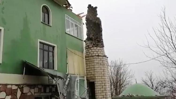 Yıldırım isabet eden minare yıkıldı