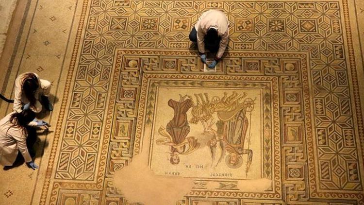 Zeugma Mozaik Müzesindeki eserler cerrah hassasiyetiyle temizlenerek geleceğe aktarılıyor