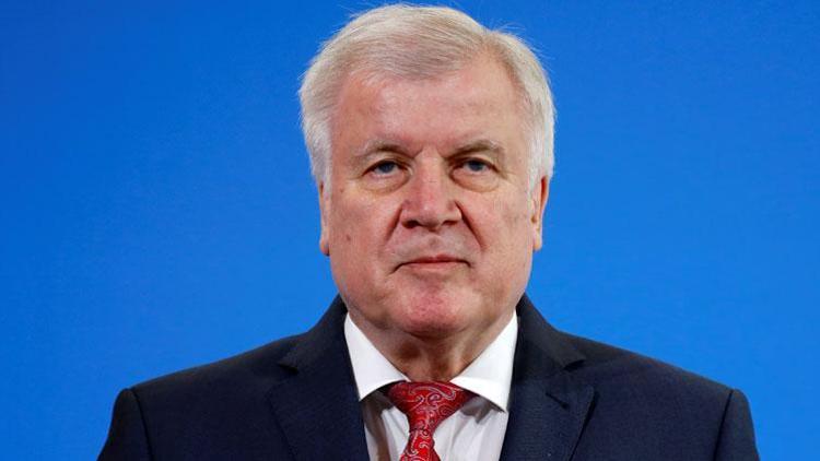 Seehofer’dan sert uyarı: ‘O bölgelere gidenler...’