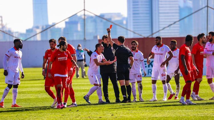 Ümraniye - Samsunspor maçında görülmemiş pozisyon Herkes topu bıraktı...