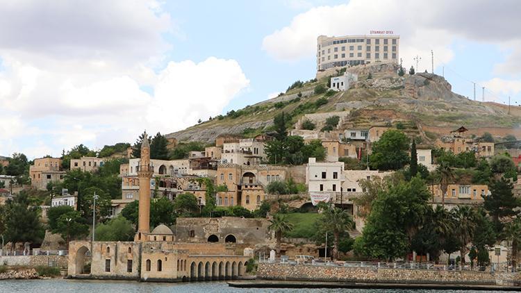 Halfeti’de otelinin yıkım kararını paylaştı, saldırıya uğradı