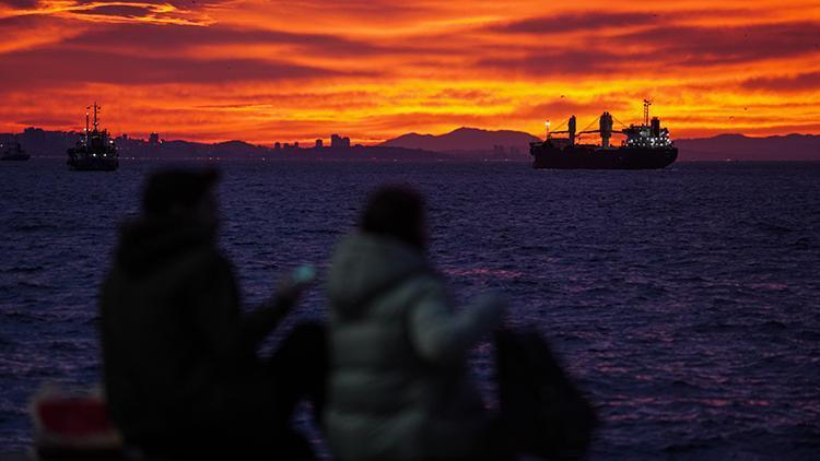 İstanbulda gün doğumu gökyüzünü kızıla boyadı