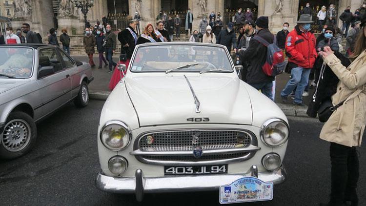 Paris’te 700 klasik araba, geleneksel sokak turuna çıktı