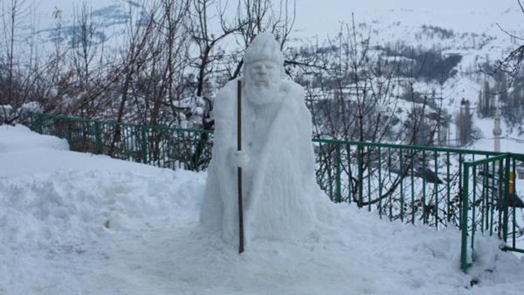Çelikhanlı çiftçi, kardan Akşemsettinin heykeli yaptı