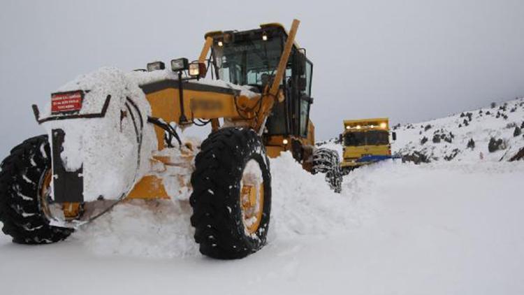 Sivasta, ekiplerin karla mücadelesi sürüyor