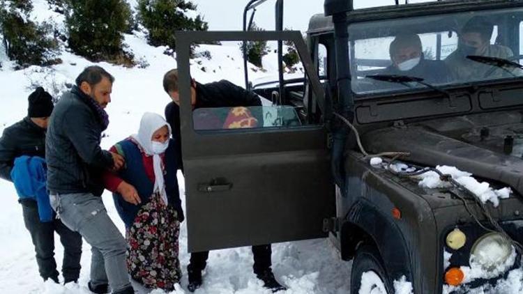 Kıbrıs Gazisi ve eşi, jandarma aracıyla ambulansa ulaştırıldı