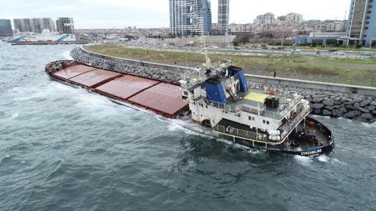 Zeytinburnunda karaya oturan gemi kurtarılmayı bekliyor