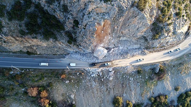 Heyelanda yolu kapatan dev kaya, 15 saatlik çalışmayla kırıldı