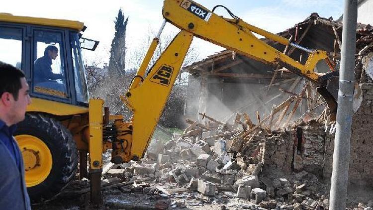 Karacabey Belediyesi metruk bina yıkımlarını sürdürüyor