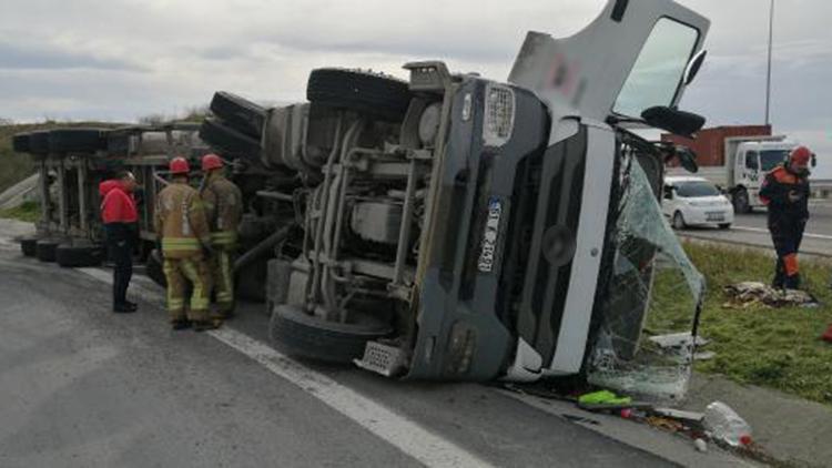 Hafriyat kamyonu yan yattı, tonlarca ağırlığında demir yol kenarına saçıldı