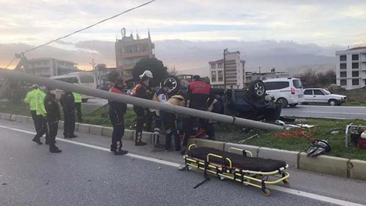 Aydınlatma direğine çarpıp, takla atan otomobilin sürücüsü yaralandı