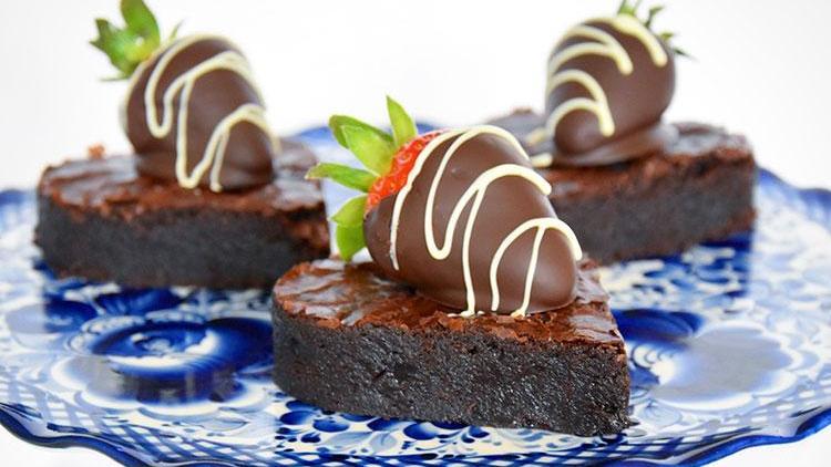 Çikolata kaplı çilek ile kalp brownie tarifi