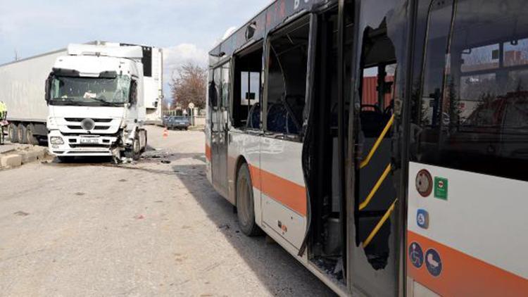 Eskişehirde TIR, belediye otobüsüne çarptı: 2 yaralı