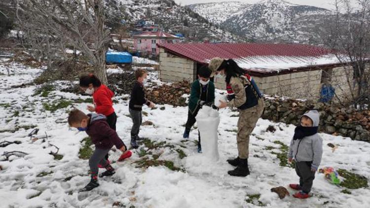 Jandarma, çocukların kar sevincine ortak oldu