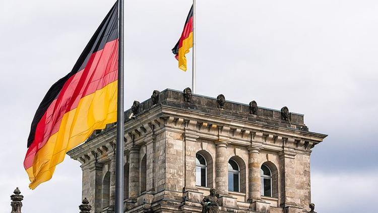 Almanyada korkutan araştırma: Seçmelerin yüzde 8i aşırı sağcı