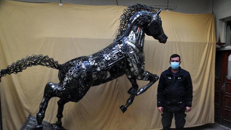 Hurda parçalardan 800 kilo ağırlığında at heykeli yaptı