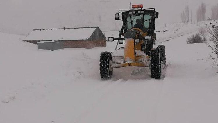 Karlıovada kardan kapanan 47 köy yolu açıldı