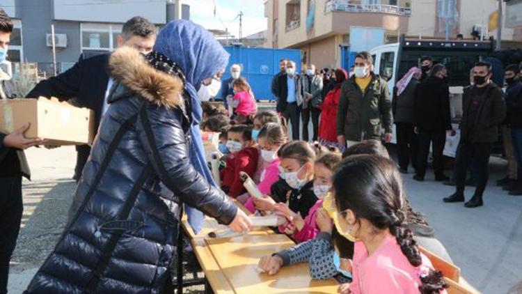 Şırnakta köy çocuklarına hediyeler verip, çiğ köfte ve baklava ikram ettiler