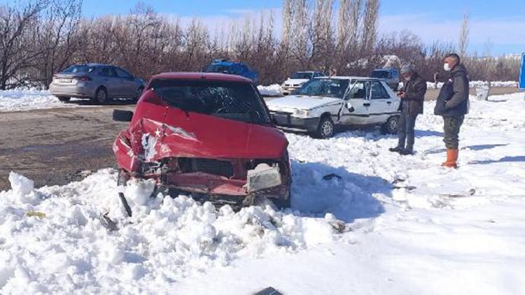 Sivasta otomobiller çarpıştı: 3 yaralı