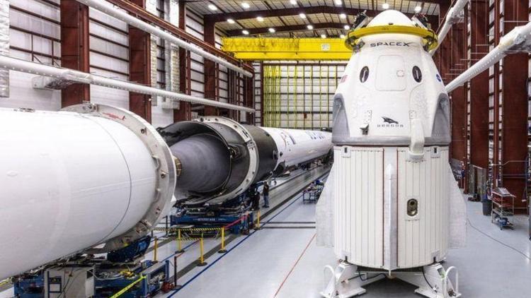 SpaceXin ilk uzay yolculuğuna çıkacak 4. kişi çekilişle belirlenecek
