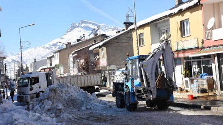 Beytüşşebap’ta günde 250 ton kar, 4 kamyonla ilçe dışına taşınıyor