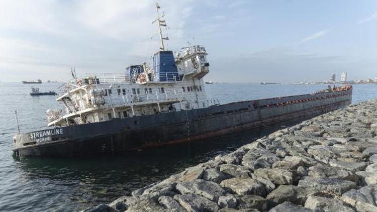 Zeytinburnunda karaya oturan gemide dalgıçlar, görüntü alarak inceleme yaptı