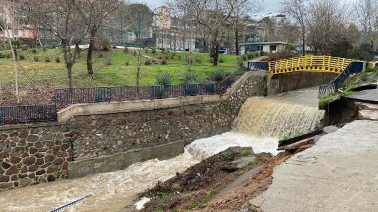 İzmirde yoğun sağanak Bornova Deresinin istinat duvarı yıkıldı