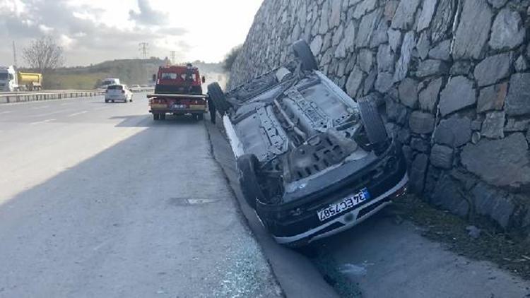 Arnavutköyde hafif ticari araç takla attı: 3 yaralı