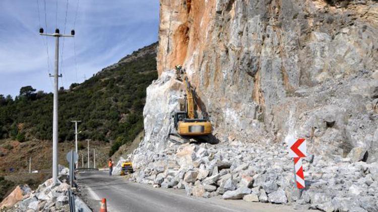 Antalya- Mersin karayoluna düşen kayanın kaldırılması için çalışmalar sürüyor