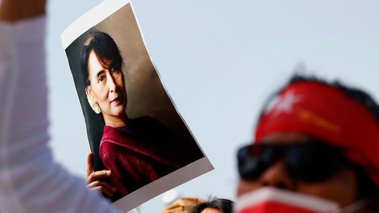 Myanmardaki darbenin hedefindeki Suu Çii 2 hafta daha gözaltında kalacak