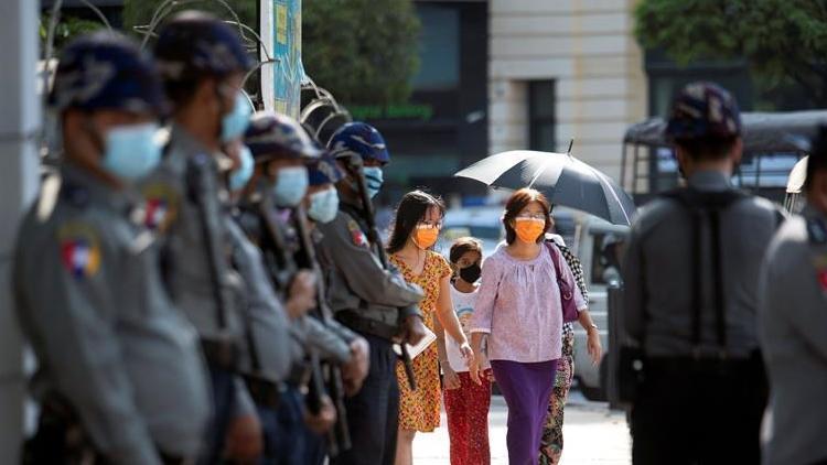 Myanmarda darbe karşıtı protestocular gözaltına alındı