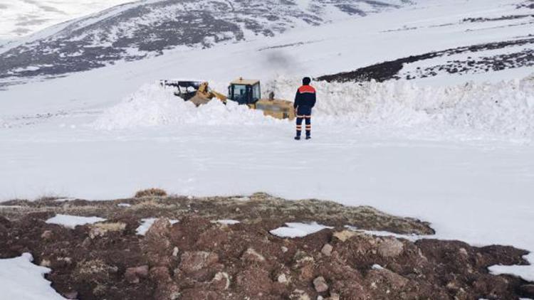 Sivasın kırsal bölgelerinde karla mücadele sürüyor