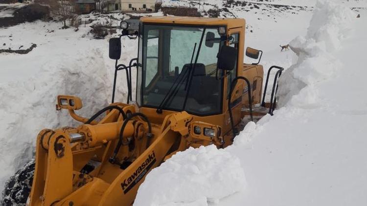 Karlıovada kar kalınlığı, iş makinelerinin boyunu geçti