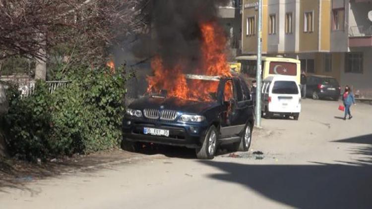 Kırıkkalede park halindeki cip yandı