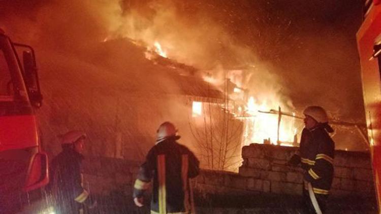 Odunlukta çıkan yangın 2 eve sıçradı, mahalleli sokağa döküldü