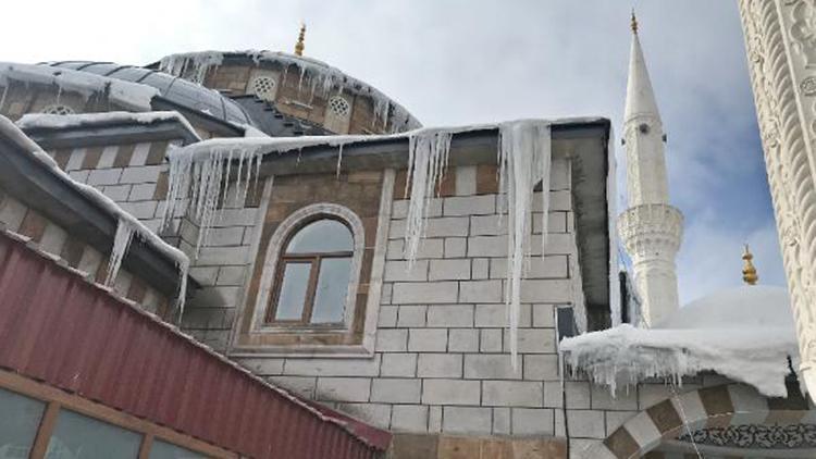 Karlıovada cami çatısında 2 metrelik buz sarkıtları