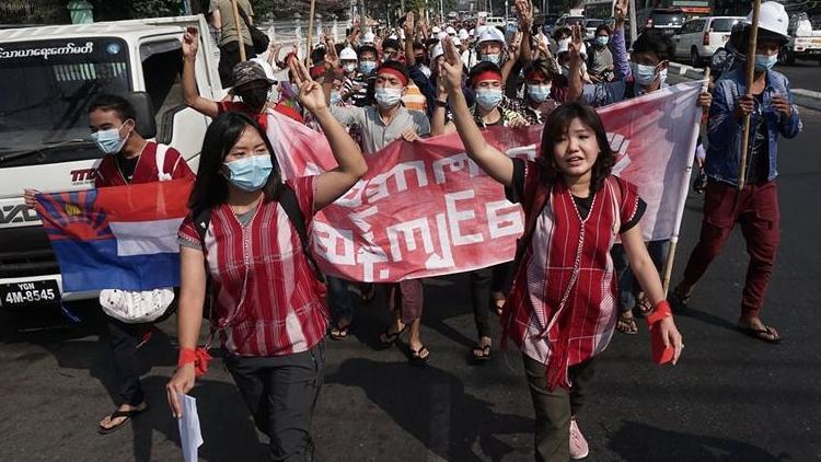 Myanmarda halk darbeyi protesto için sokaklara çıktı