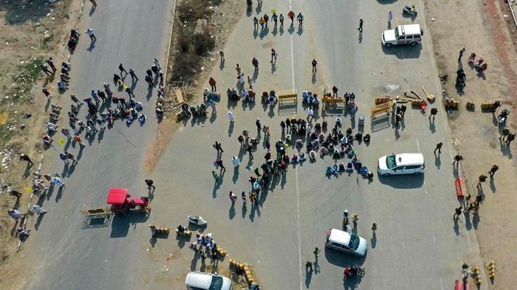 Hindistanda protestocu çiftçiler kara yollarını trafiğe kapattı