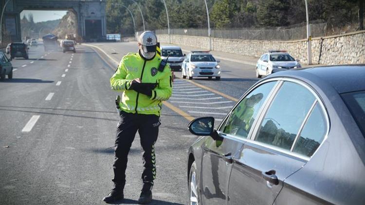 Trafik polisleri çakar lamba avında