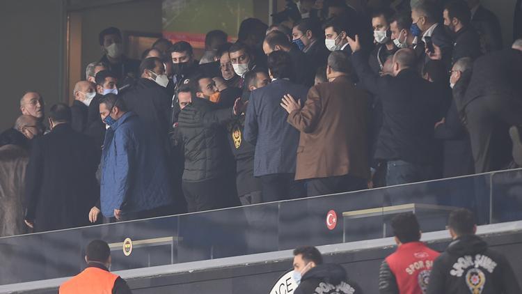 Galatasaraylıların tezahüratı ortamı gerdi, Ali Koç devreye girdi: Başkanım ayıp ediyorlar