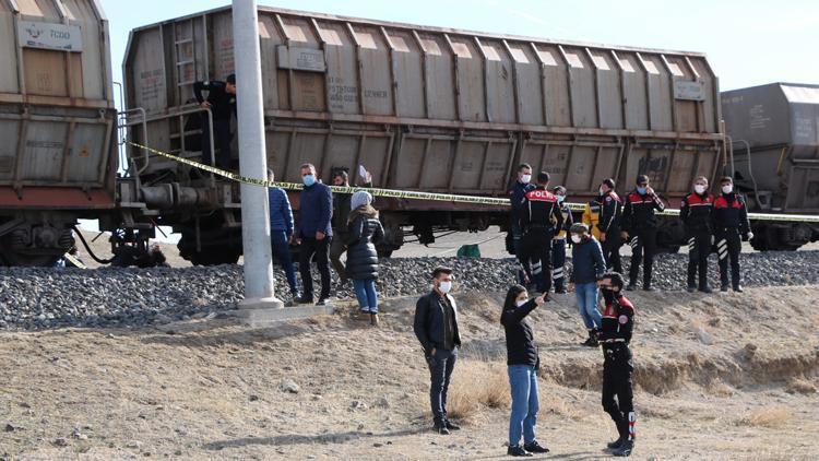 Feci olay Yük treninin çarptığı genç hayatını kaybetti