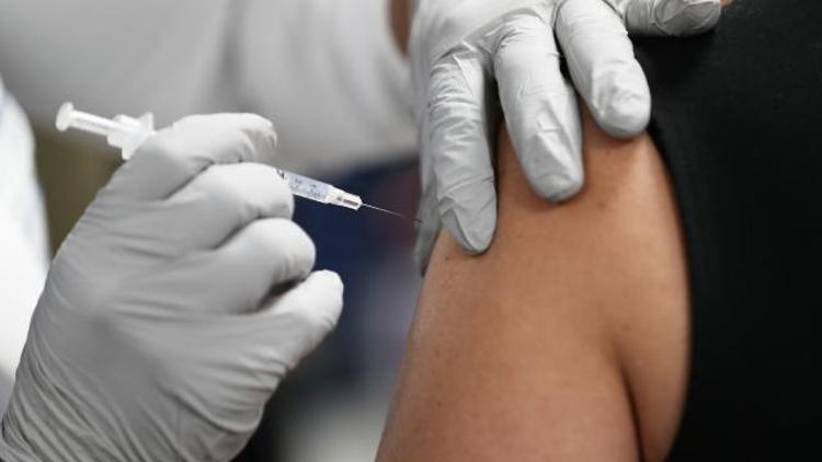 İngilterede koronavirüs aşısının ilk dozunu yaptıranların sayısı 12 milyonu aştı