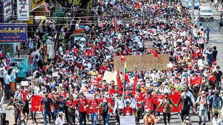 Myanmar’da darbeye karşı sivil öfke