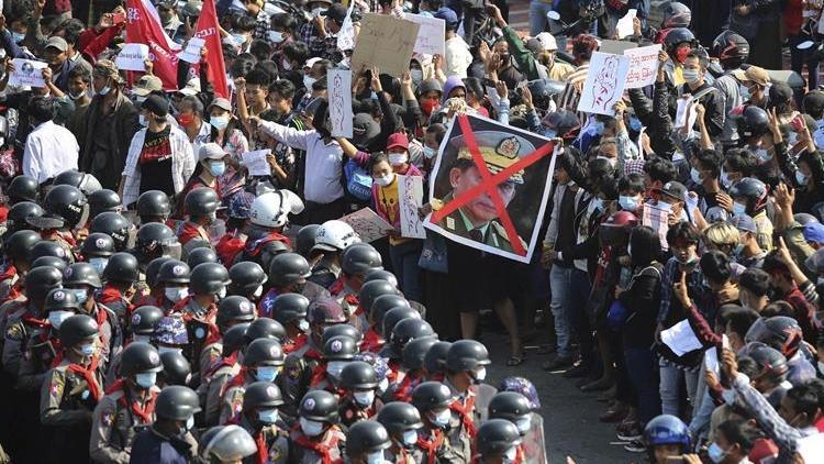 Myanmarda darbe karşıtı protestolar üçüncü gününde de sürüyor