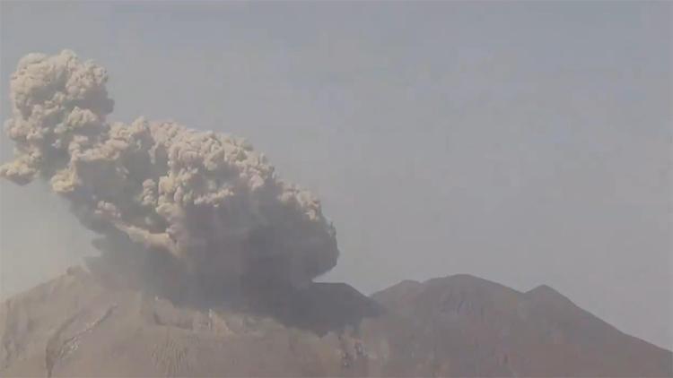 Japonya’daki Sakurajima Yanardağı faaliyete geçti