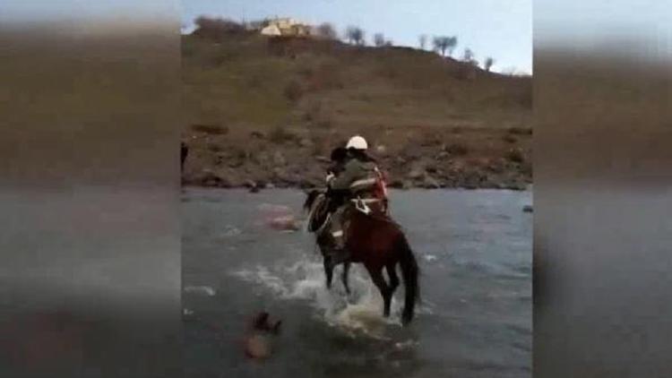 Fırtınada hasar gören iletim hatlarını onarmak için at ile yol gidiyorlar