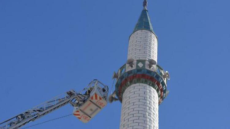 Minareden kopan beton parçaları korkuttu