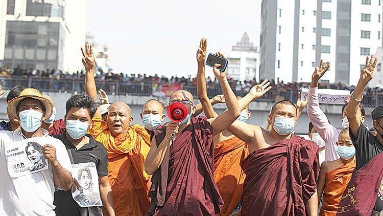 Myanmar’da Budist rahipler de sokağa çıktı