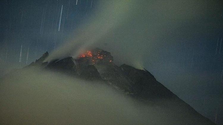 Sinabung Yanardağı bir kez daha patladı